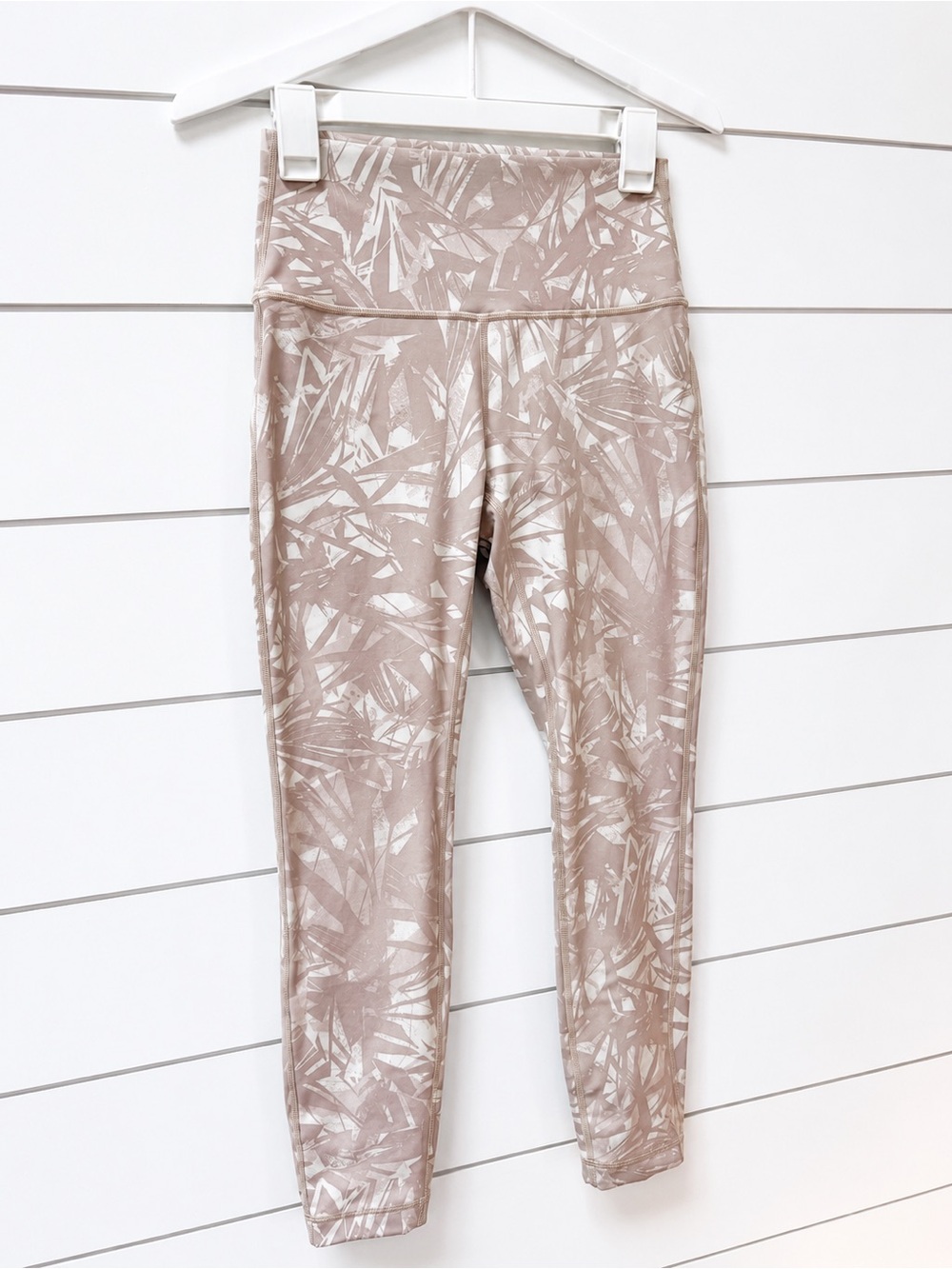 Lululemon Wunder Under HR 25” Luxtreme Shadow Leaf Light Ivory Muse Sz 6 NWOT